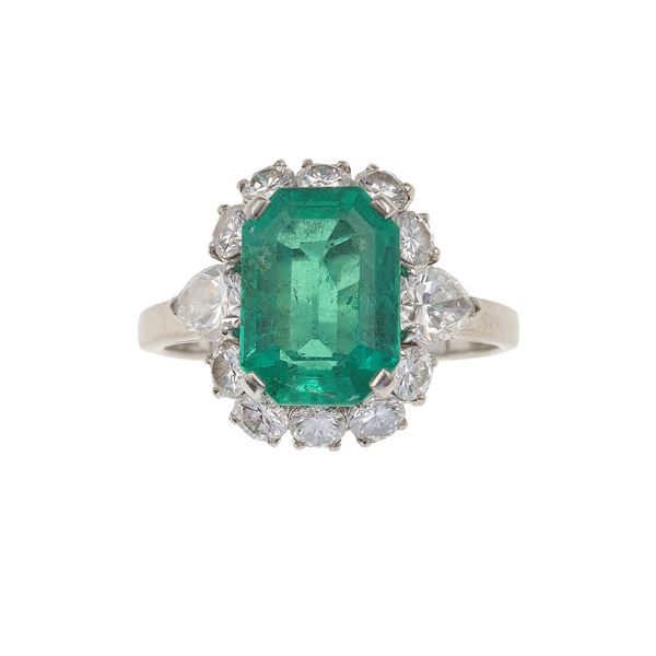 Bulgari. Anello con smeraldo Colombia di ct 3.10 circa e diamanti per ct 1.44