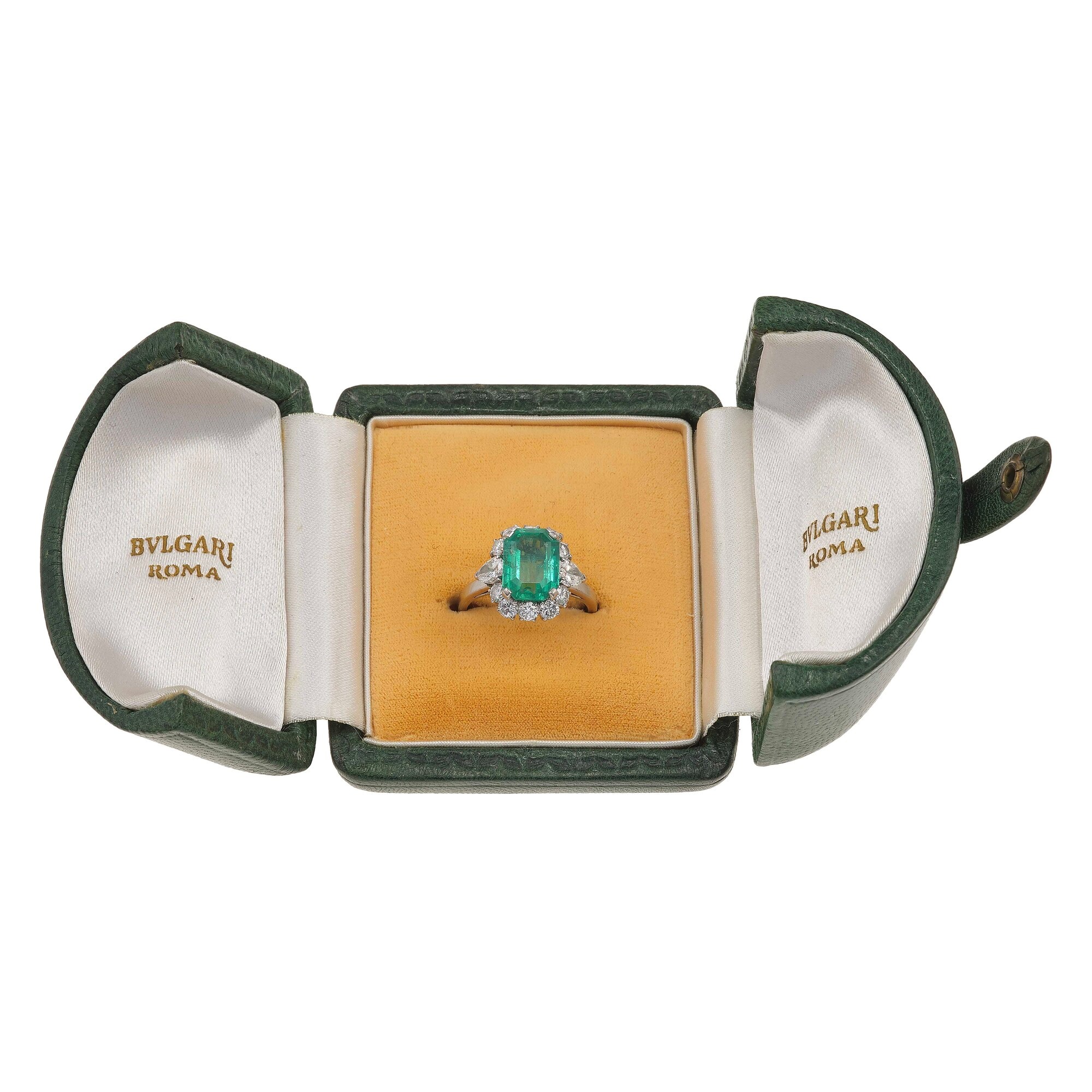 Bulgari. Anello con Smeraldo Colombia di Ct 3.10 Circa e Diamanti per Ct 1.44 Circa