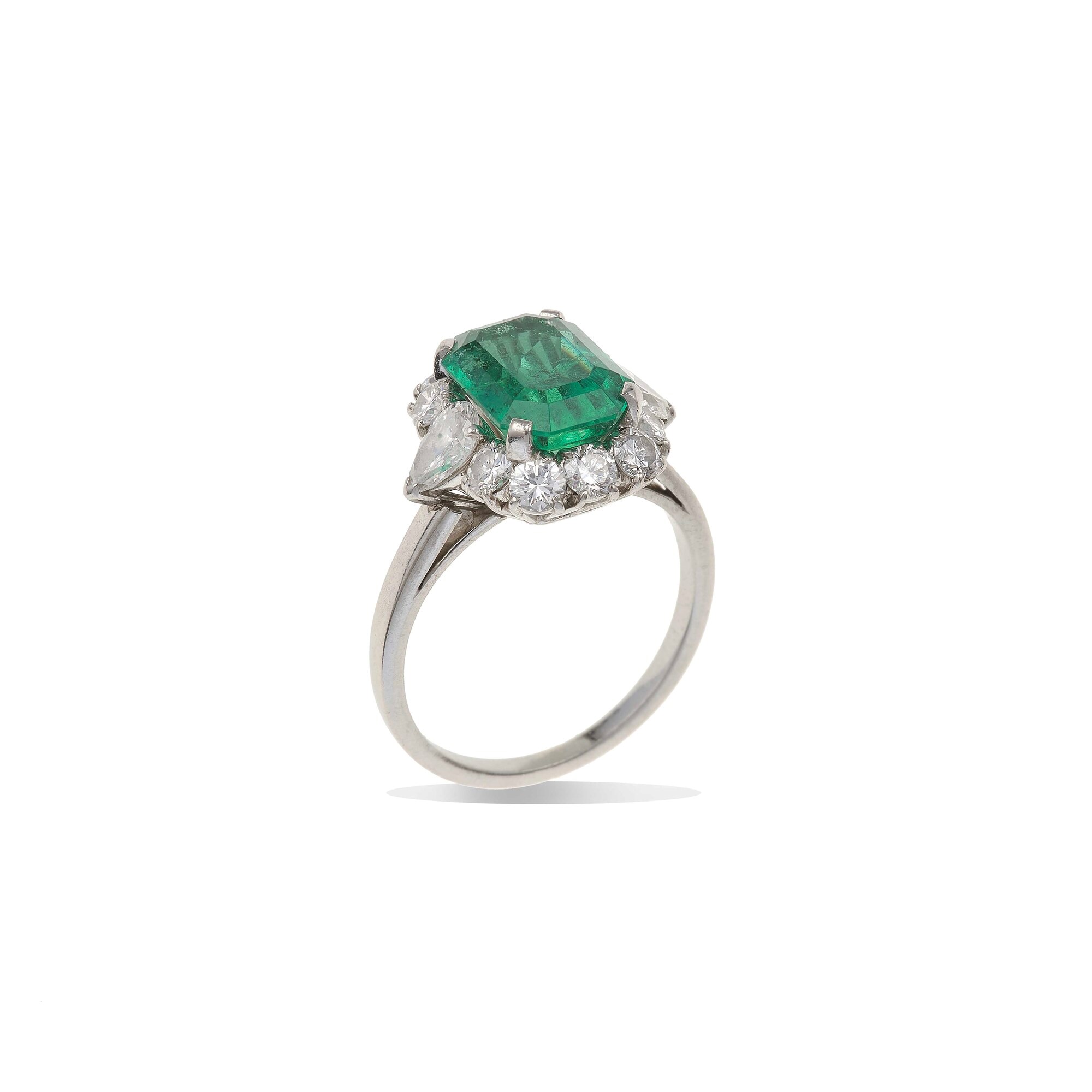 Bulgari. Anello con Smeraldo Colombia di Ct 3.10 Circa e Diamanti per Ct 1.44 Circa