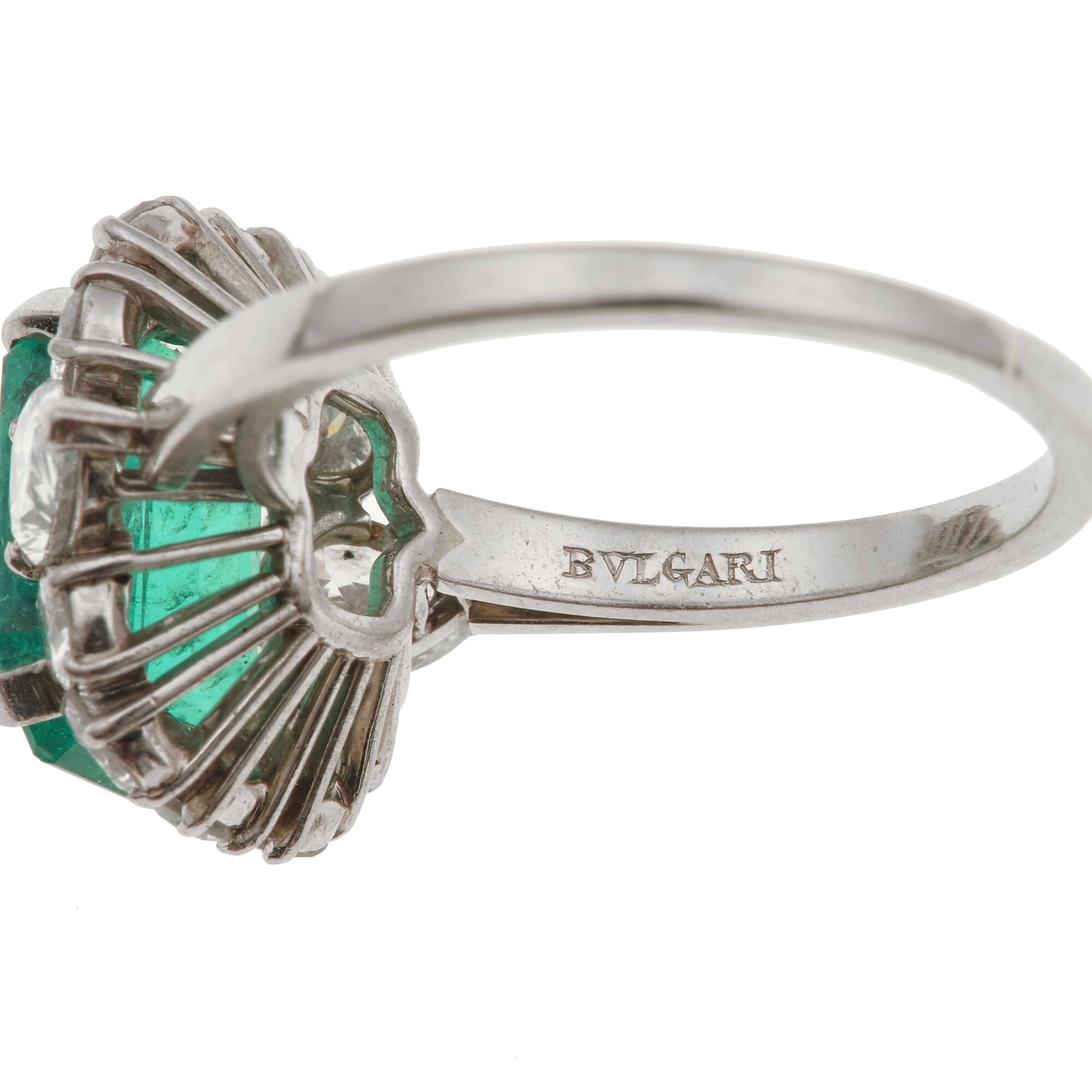 Bulgari. Anello con Smeraldo Colombia di Ct 3.10 Circa e Diamanti per Ct 1.44 Circa