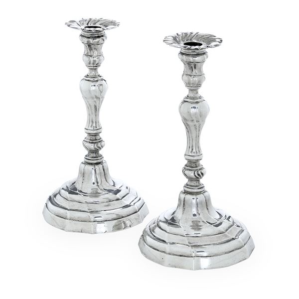 Marchi consunti di difficile lettura Coppia di candelieri