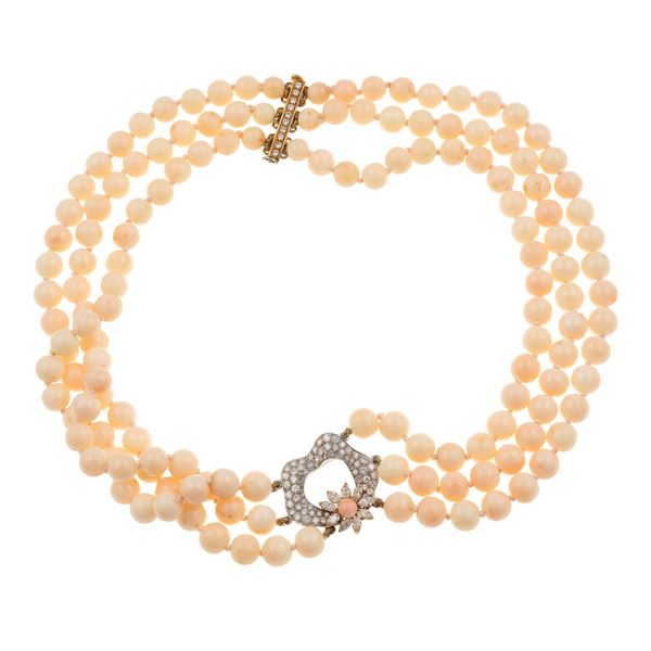 Collana a tre fili di corallo rosa, inserto centrale con diamanti