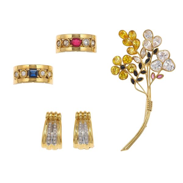 Lotto composto da una spilla con gemme sintetiche, due anelli con piccoli diamanti e gemme sintetiche ed un paio di orecchini con piccoli diamanti