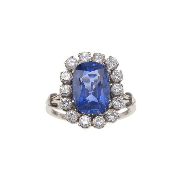 Sri Lanka sapphire weighing 5.06 carats and diamond ring. Gemmological Report R.A.G. Torino n. C25014mn
