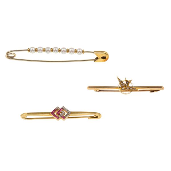 Lotto composto da tre spille con piccoli diamanti, rubini e perle