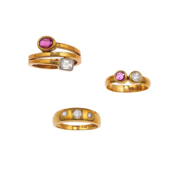 Lotto composto da tre anelli con diamanti e rubini