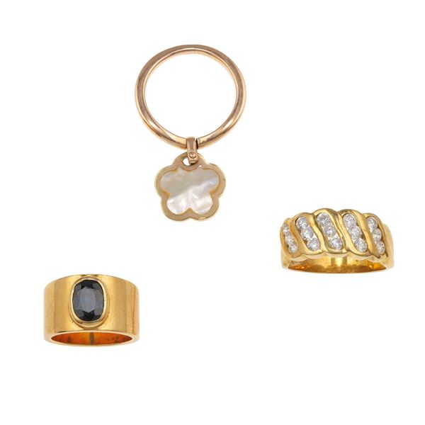 Lotto composto da tre anelli con zirconie cubiche, uno con madreperla ed uno con gemma sintetica blu