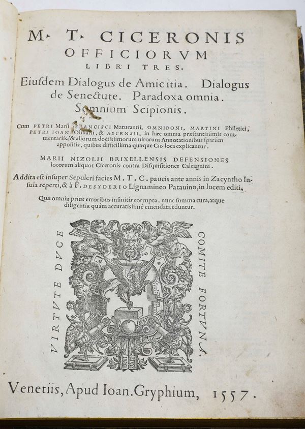 Cicerone Marco Tullio (106-43 a.C.) Officiorum libri tre Venezia, Gryphium, 1557 Familiarum Epistolarum Commentarum Venezia, Gryphium, 1598