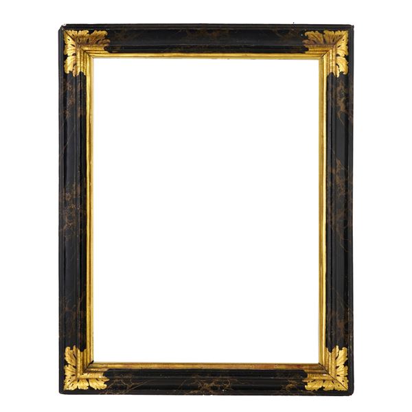 Cornice con specchio in legno laccato nero a finto marmo. Italia centrale XVIII secolo