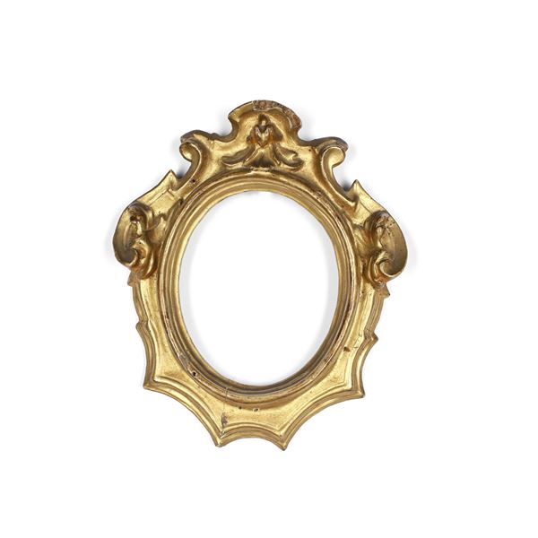 Cornice a mostra ovale in legno intagliato e dorato. XVII-XVIII secolo 
