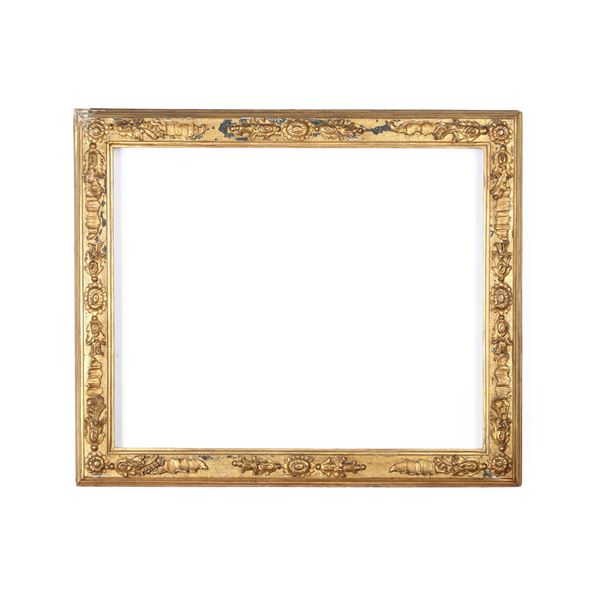 Cornice in legno intagliato, bulinato e dorato. Francia (?) XVIII secolo