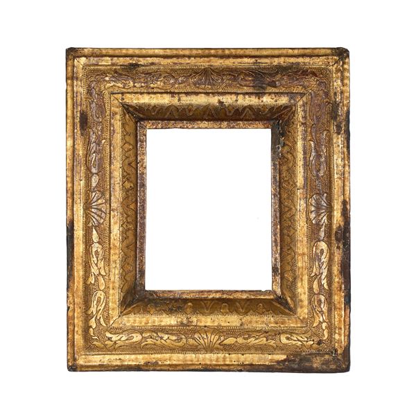 Cornice in legno intagliato, bulinato e dorato. XVIII secolo