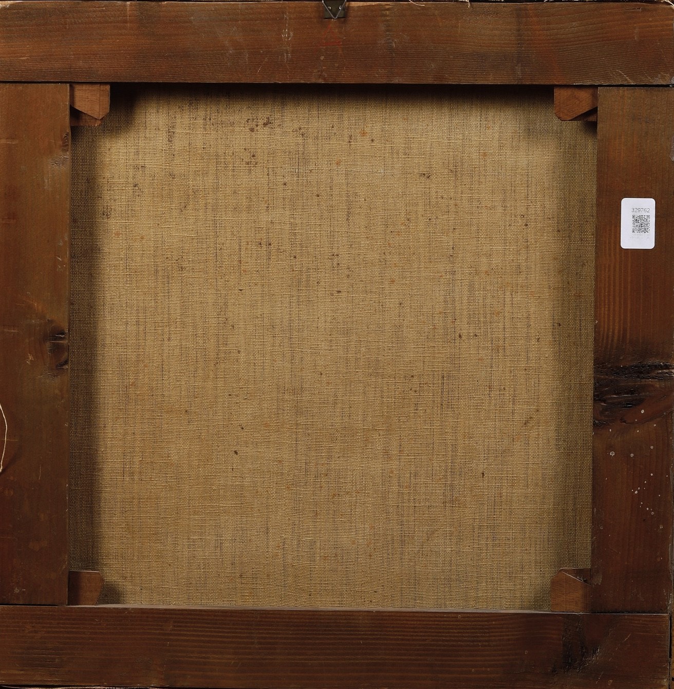 Figura di putto con corona