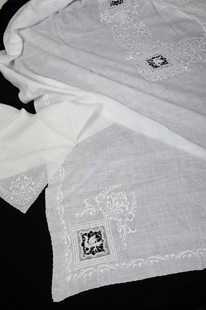 Tovaglia con ventiquattro tovaglioli.  - Auction Tableware and Decor - Cambi Casa d'Aste