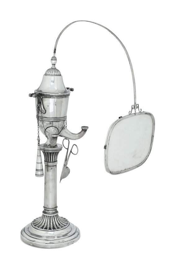 Bologna, XVIII-XIX secolo. Marchio dell'assaggiatore Benedetto Rinieri (1784-1812). Marchio dell'argentiere (consunto di difficile lettura) e marchi di importazione francesi Lucerna neoclassica