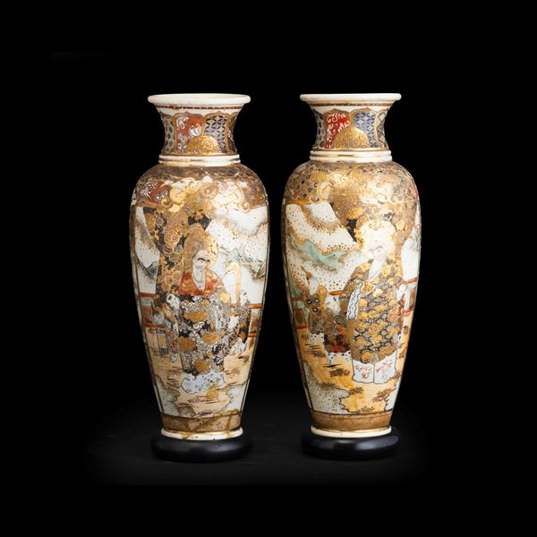 Coppia di vasi Satsuma raffigurante scena di vita di corte, Giappone, periodo Meiji (1868-1912)