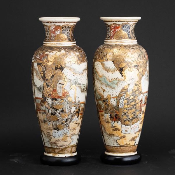 Coppia di vasi Satsuma raffigurante scena di vita di corte, Giappone, periodo Meiji (1868-1912)