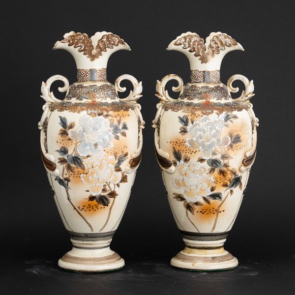 Coppia di vasi biansati in porcellana Satsuma a motivi floreali, Giappone, periodo Meiji (1868-1912)