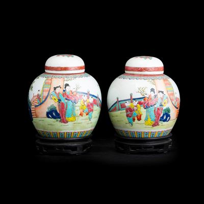 Coppia di Vasi "ginger Jar" in Porcellana Famiglia Rosa Raffigurante Scena di Vita Comune, Cina, ...