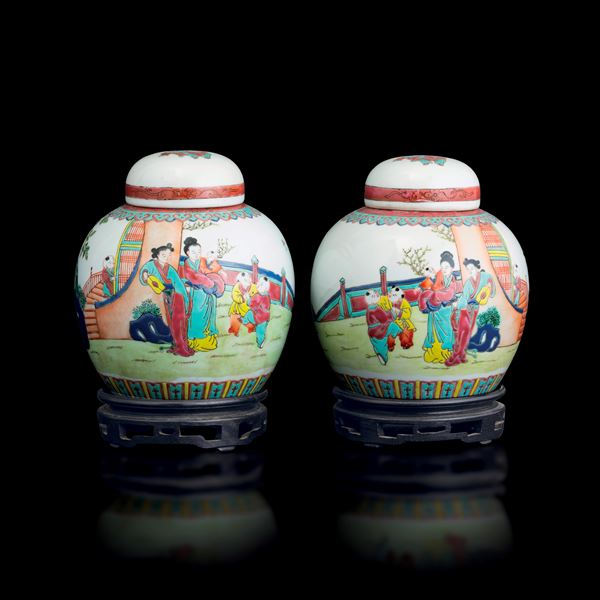 Coppia di vasi "ginger jar" in porcellana Famiglia Rosa raffigurante scena di vita comune, Cina, Repubblica
