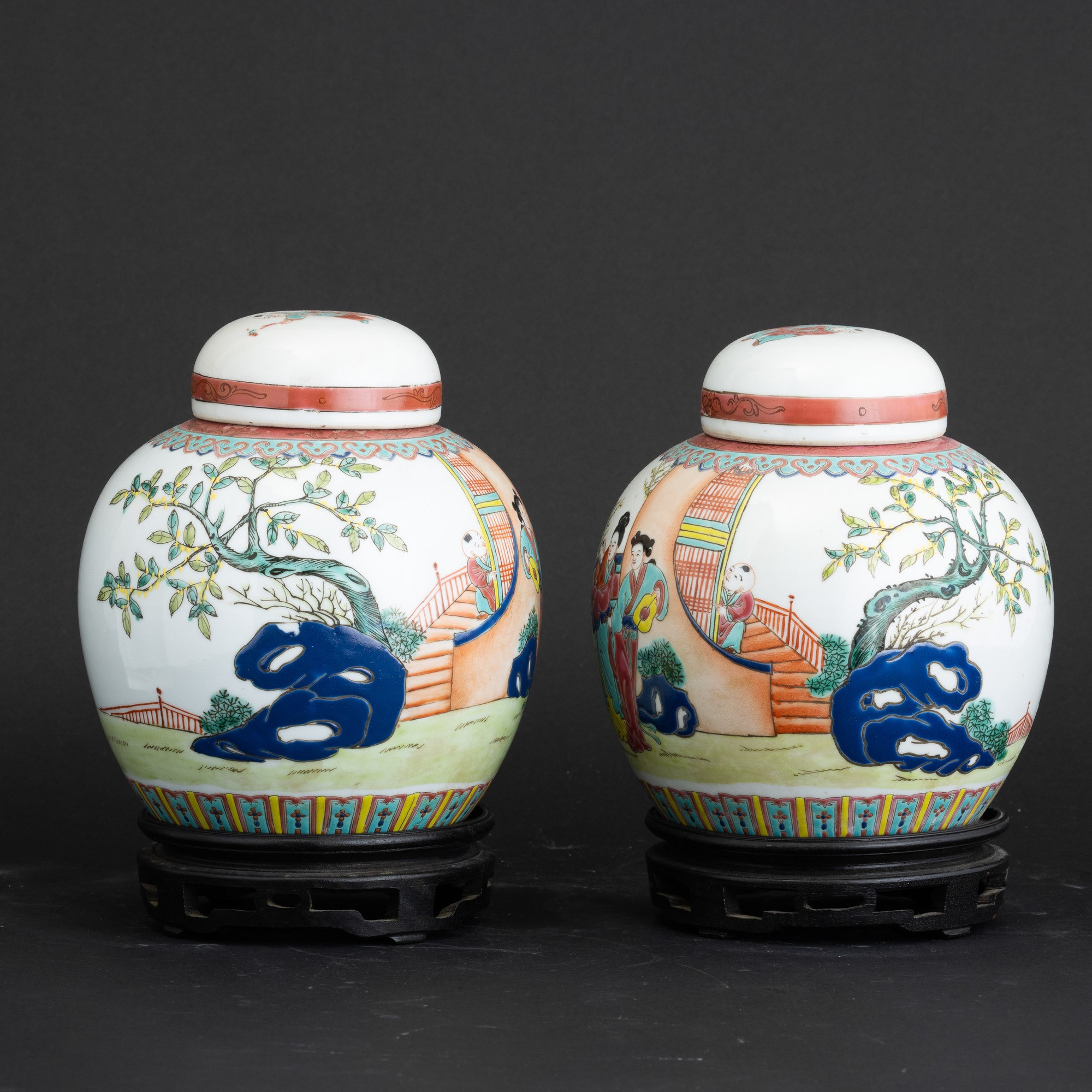 Coppia di Vasi "ginger Jar" in Porcellana Famiglia Rosa Raffigurante Scena di Vita Comune, Cina, ...