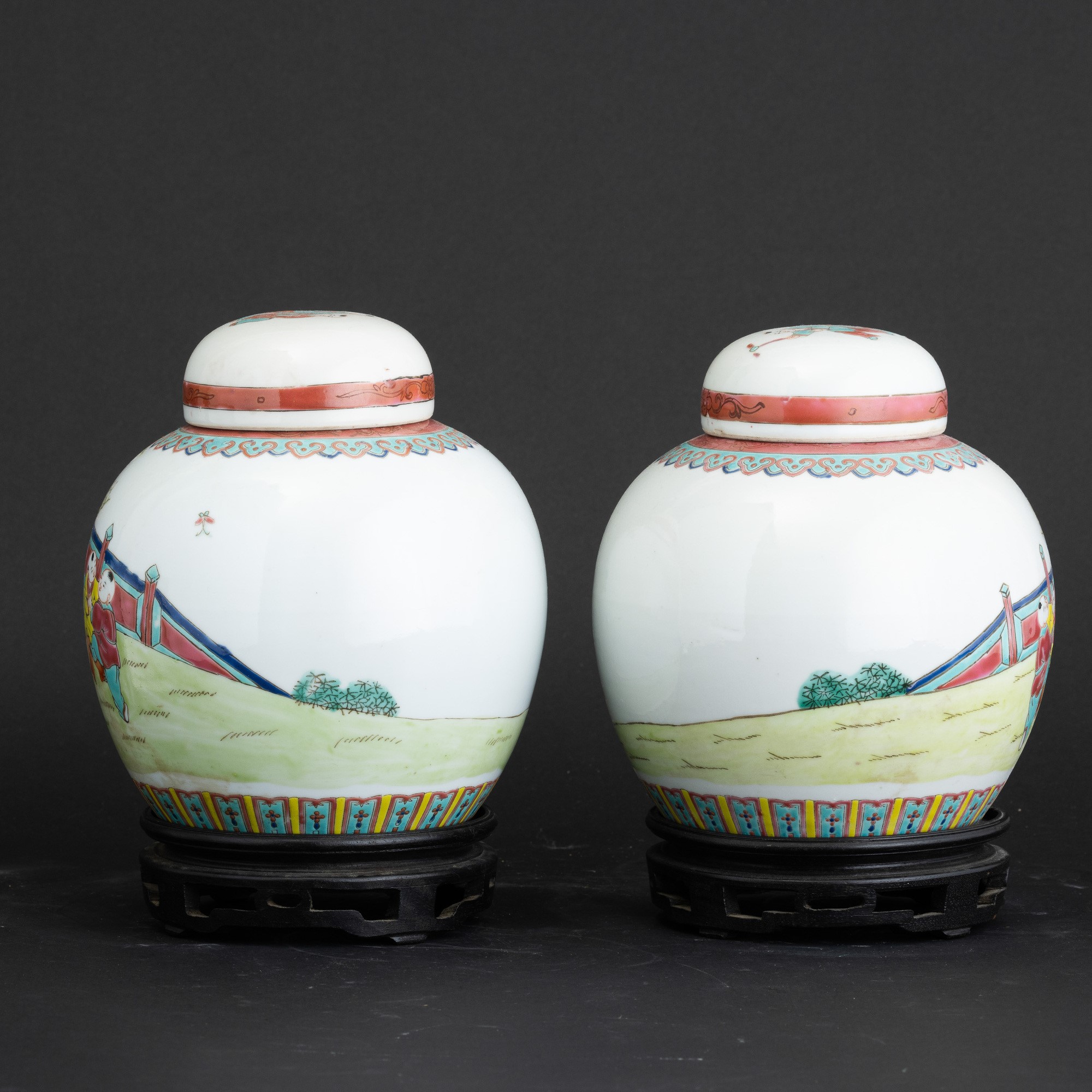 Coppia di vasi “Ginger Jar”, porcellana Famiglia Rosa con scena di vita comune, Cina, Repubblica