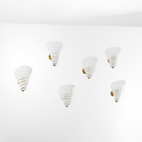 Sei lampade a parete.