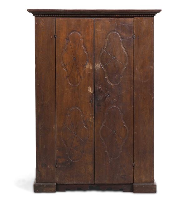 Armadio a due ante in legno scolpito