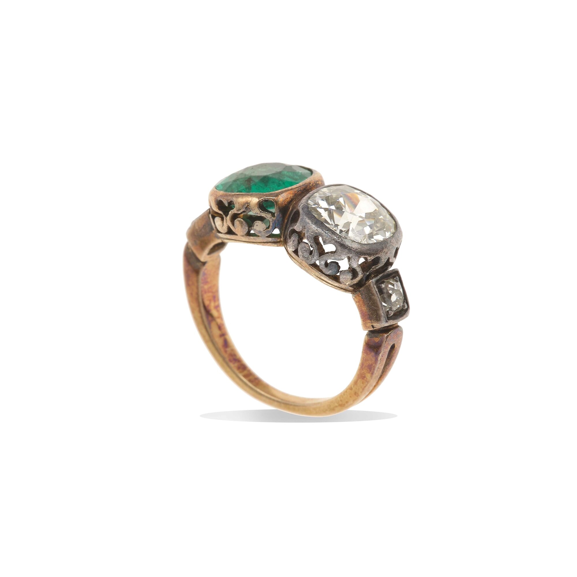 Anello con Smeraldo Colombia di Ct 1.60 Circa ed un Diamante Taglio Cuscino, Vecchio, di Ct 1.50 ...