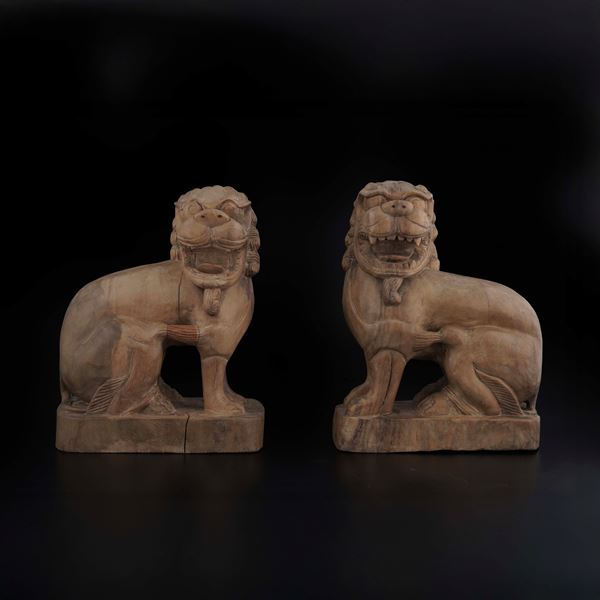 Due cani di Pho in legno intagliato. Cina XX secolo