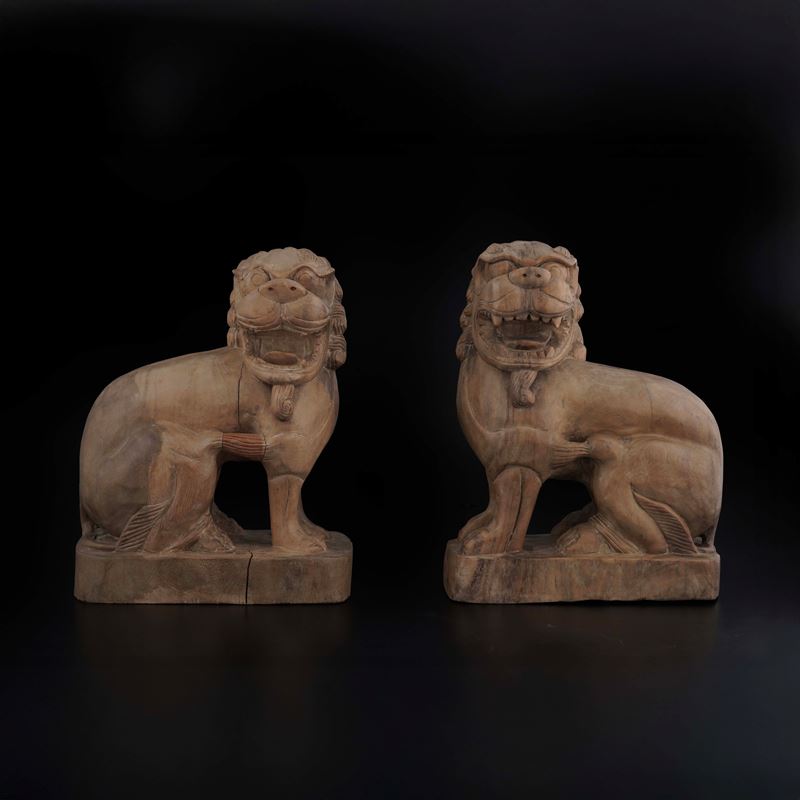 Due cani di Pho in legno intagliato. Cina XX secolo  - Asta Antiquariato - Cambi Casa d'Aste