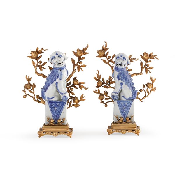 Due cani in porcellana con montatura in bronzo dorato