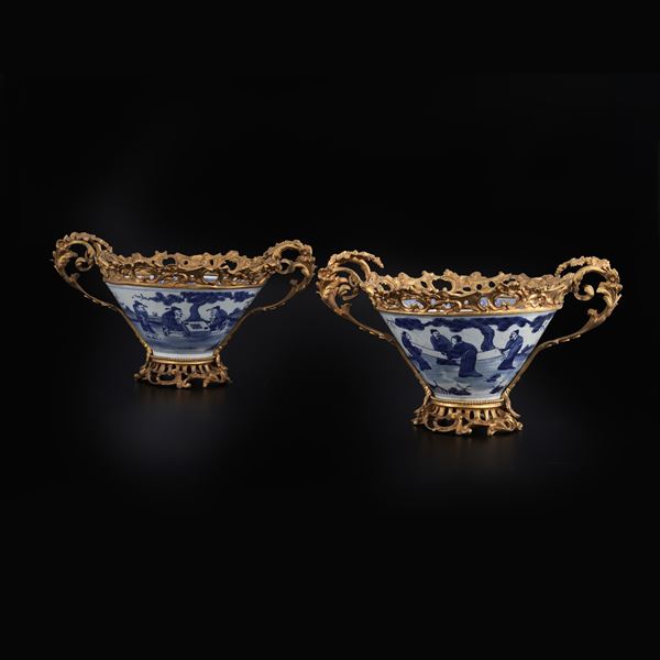 Coppi di vasi in porcellana bianca e blu raffigurante scena di vita comune con montatura in bronzo, Cina, XIX-XX secolo