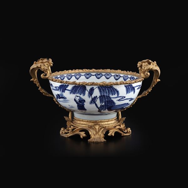Ciotola in porcellana bianca e blu raffigurante scena di vita comune con montatura in bronzo, Cina XX secolo