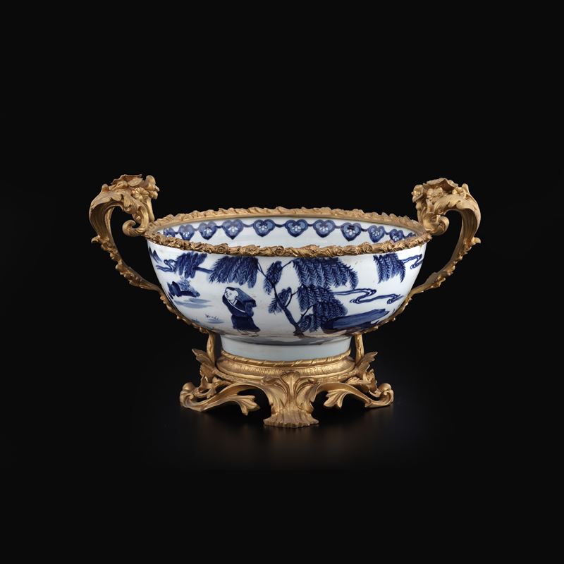 Ciotola in porcellana bianca e blu raffigurante scena di vita comune con montatura in bronzo, Cina XX secolo  - Asta Antiquariato - Cambi Casa d'Aste