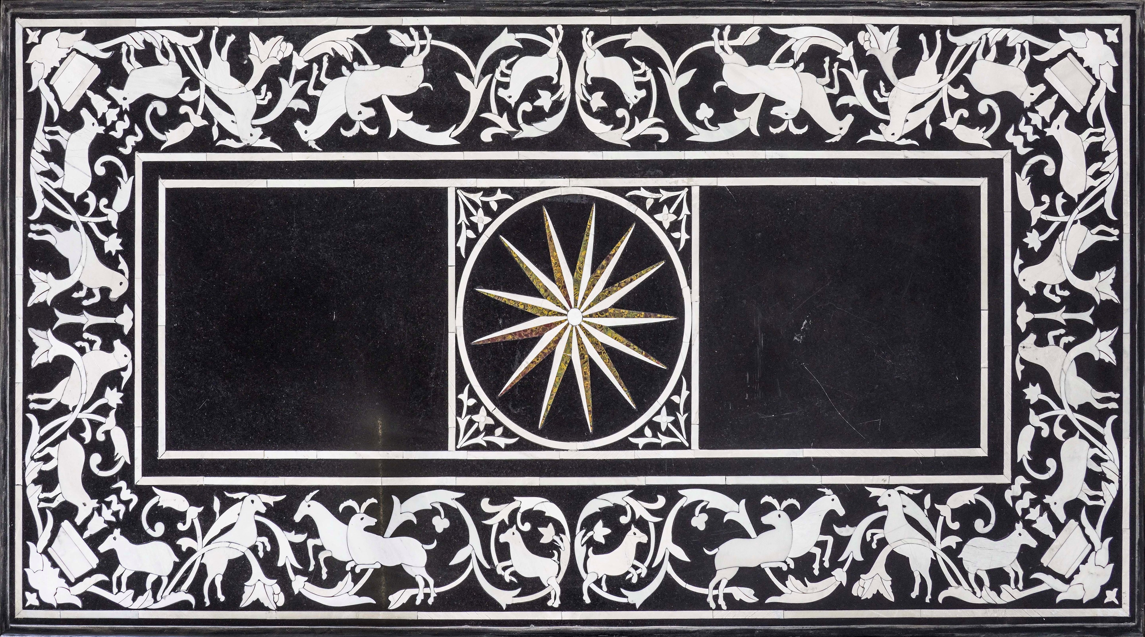 Tavolo neoclassico, fascia intarsiata in marmo bianco su fondo nero