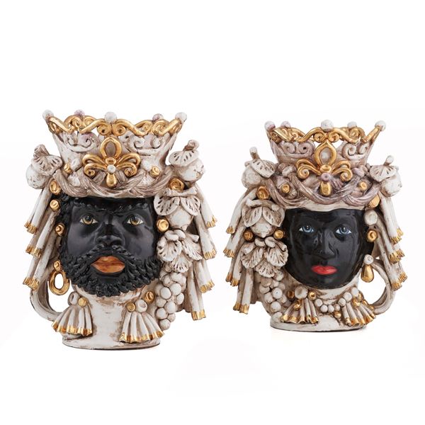 Coppia di vasi in ceramica di Caltagirone raffiguranti teste di mori