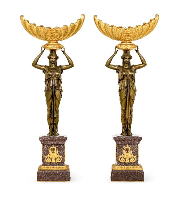 Coppia di figure femminili reggivaso in bronzo patinato e dorato. XX secolo