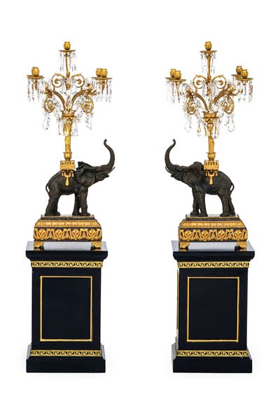 Coppia di Grandi Candelabri in Bronzo Patinato e Dorato a Guisa di Elefanti. XX Secolo