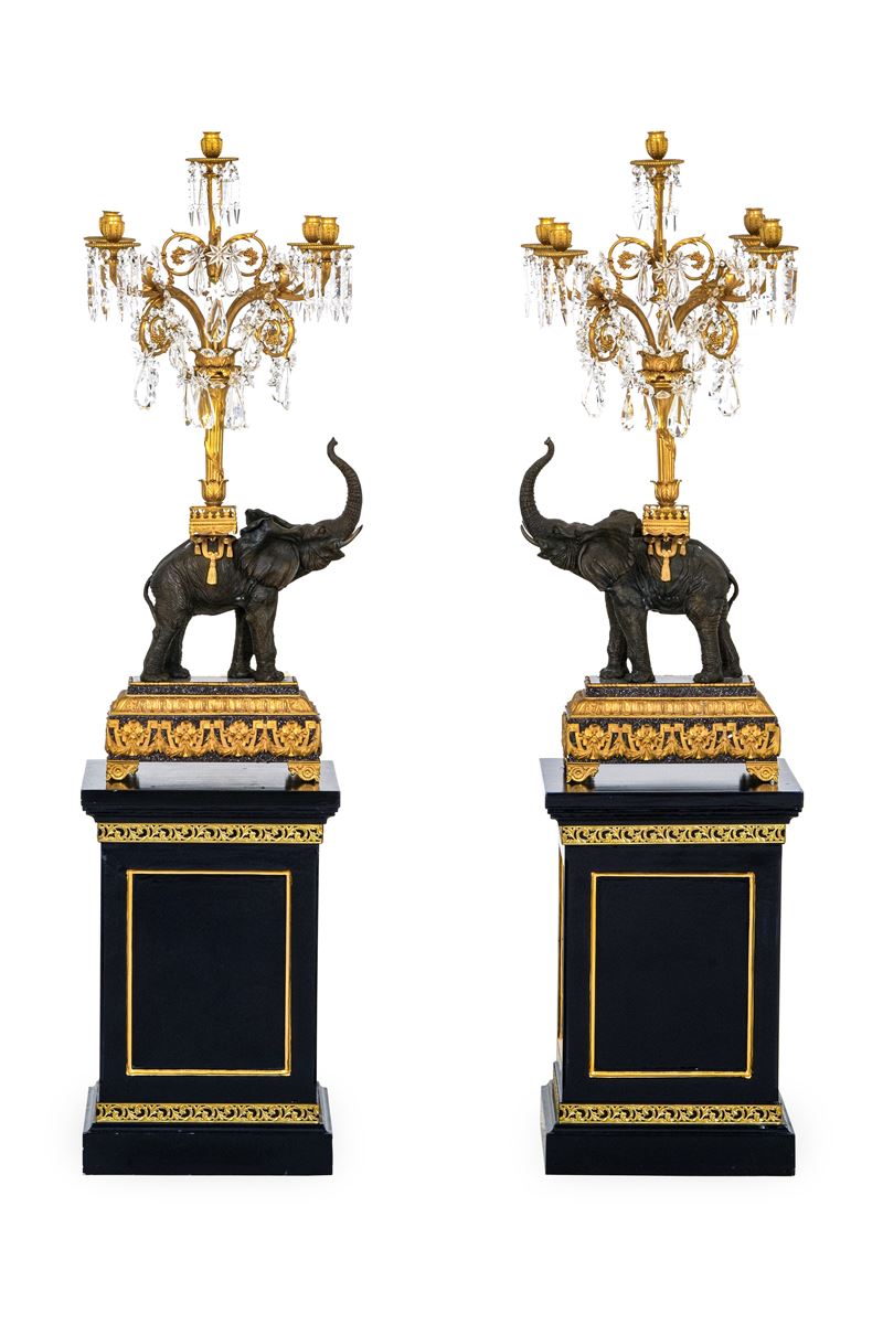Coppia di grandi candelabri in bronzo patinato e dorato a guisa di elefanti. XX secolo  - Auction Italian Residences - Cambi Casa d'Aste