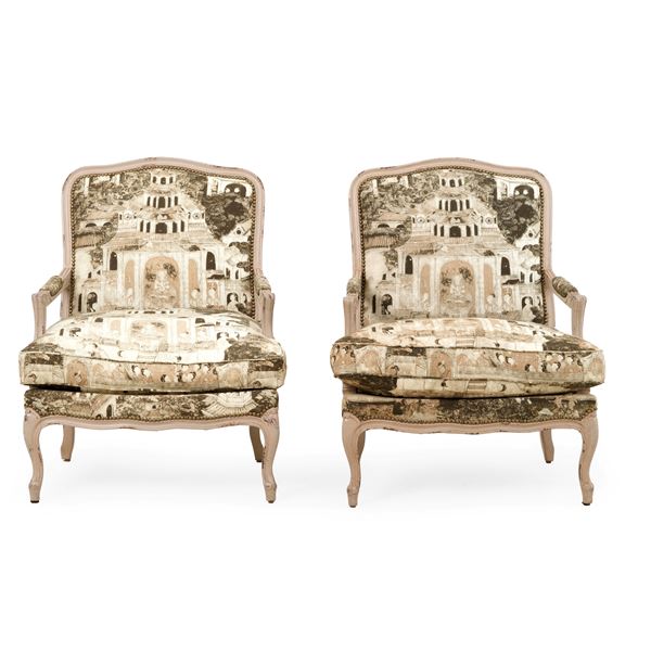 Coppia di poltrone in stile con tappezzeria stampata in stile orientale