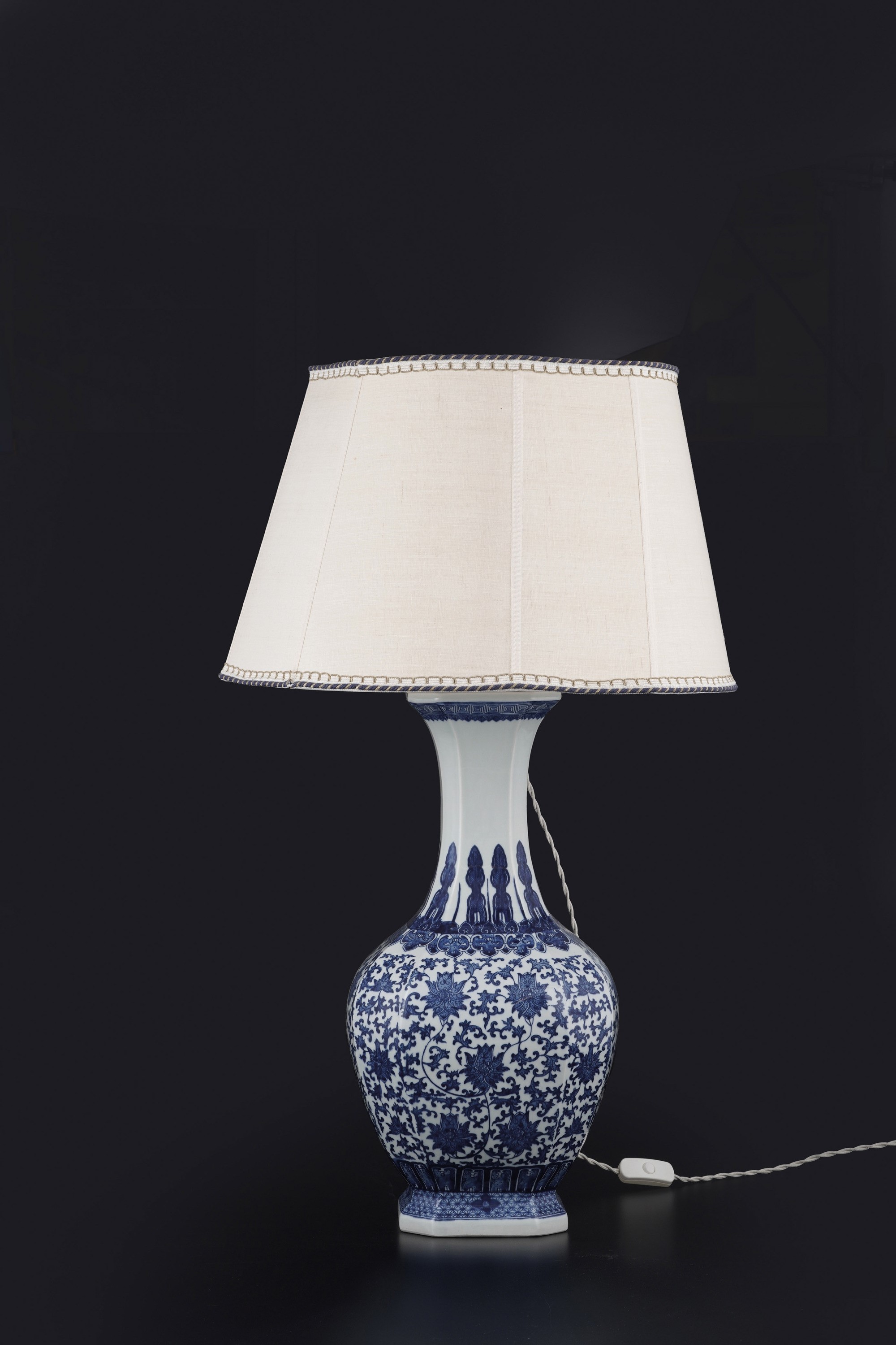 Cina, Vaso in porcellana con decoro monocromo floreale, montato ad abat-jour