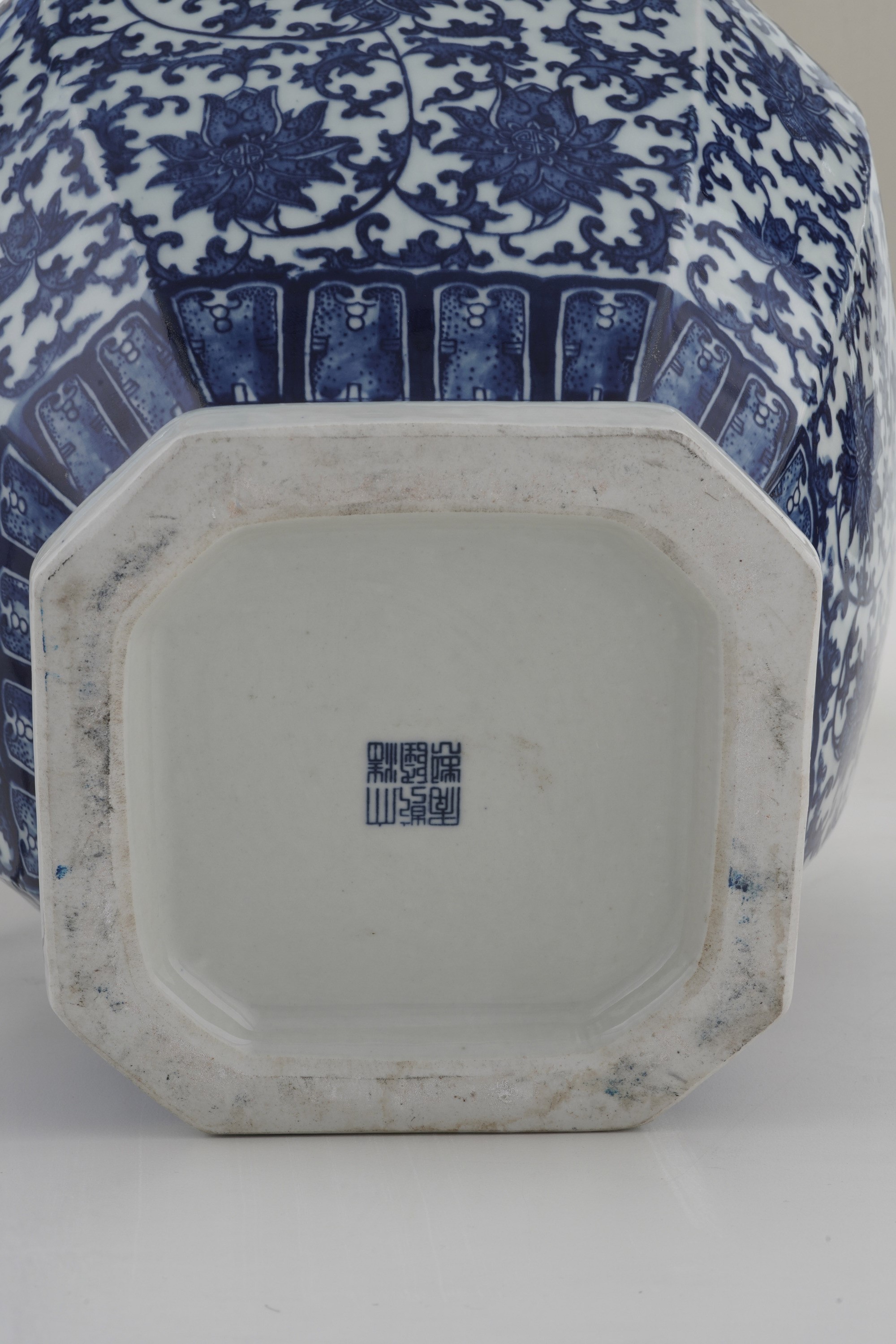 Cina, Vaso in porcellana con decoro monocromo floreale, montato ad abat-jour