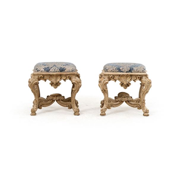 Coppia di panchetti in stile settecentesco. XX secolo