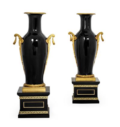 Coppia di Grandi Vasi in Porcellana Blu con Montatura in Bronzo Dorato. XX Secolo