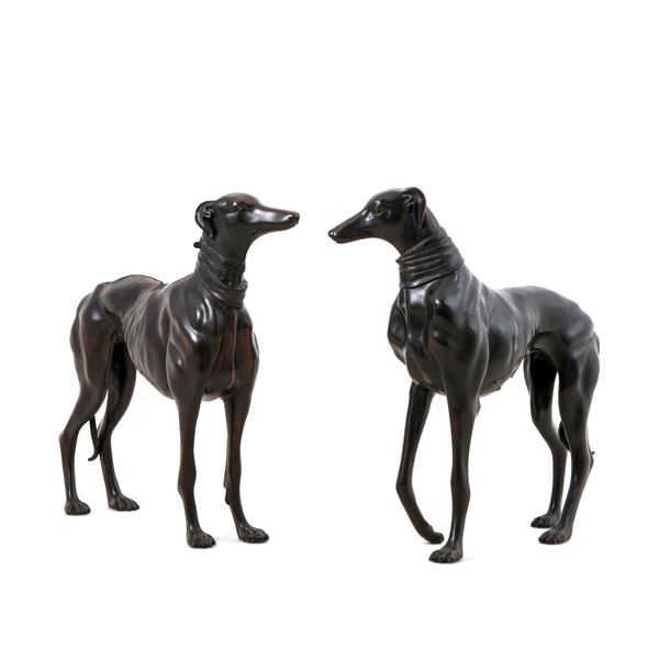 Coppia di grandi sculture in metallo patinato raffiguranti levrieri. XX secolo
