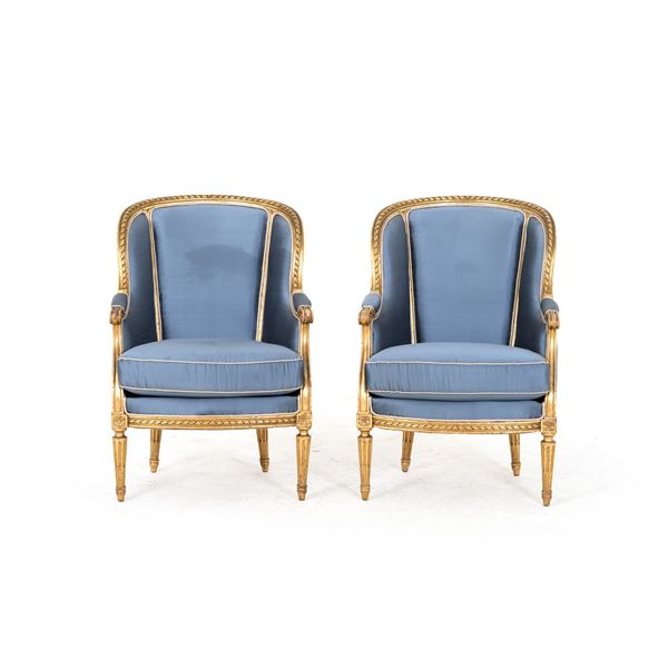 Coppia di bergere stile Luigi XVI in legno intagliato e dorato. XX secolo