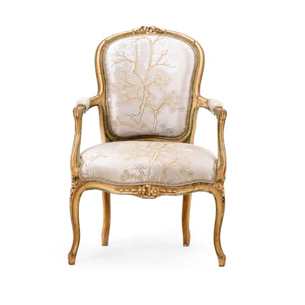 Poltrona in legno intagliato e dipinto in stile Luigi XV