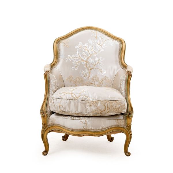 Poltrona a pozzetto stile Luigi XV in legno intagliato e laccato. XX secolo