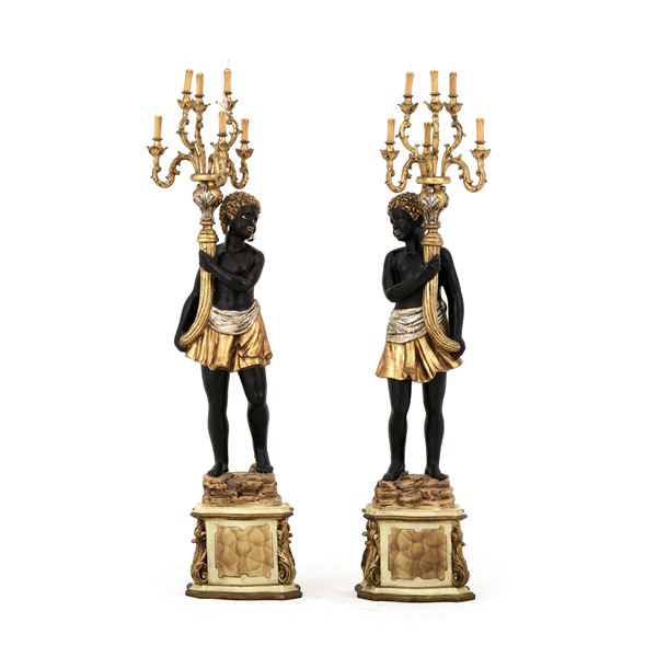 Coppia di torcere in legno intagliato, laccato e dorato. XX secolo